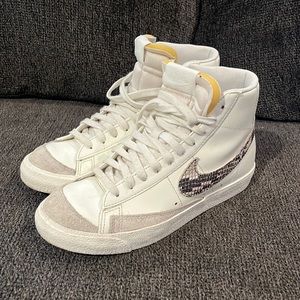 Woman’s Nike blazer mid 77 SE  great used condition